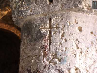 ...� possibile scorgere una piccola croce latina scolpita all�altezza del capitello